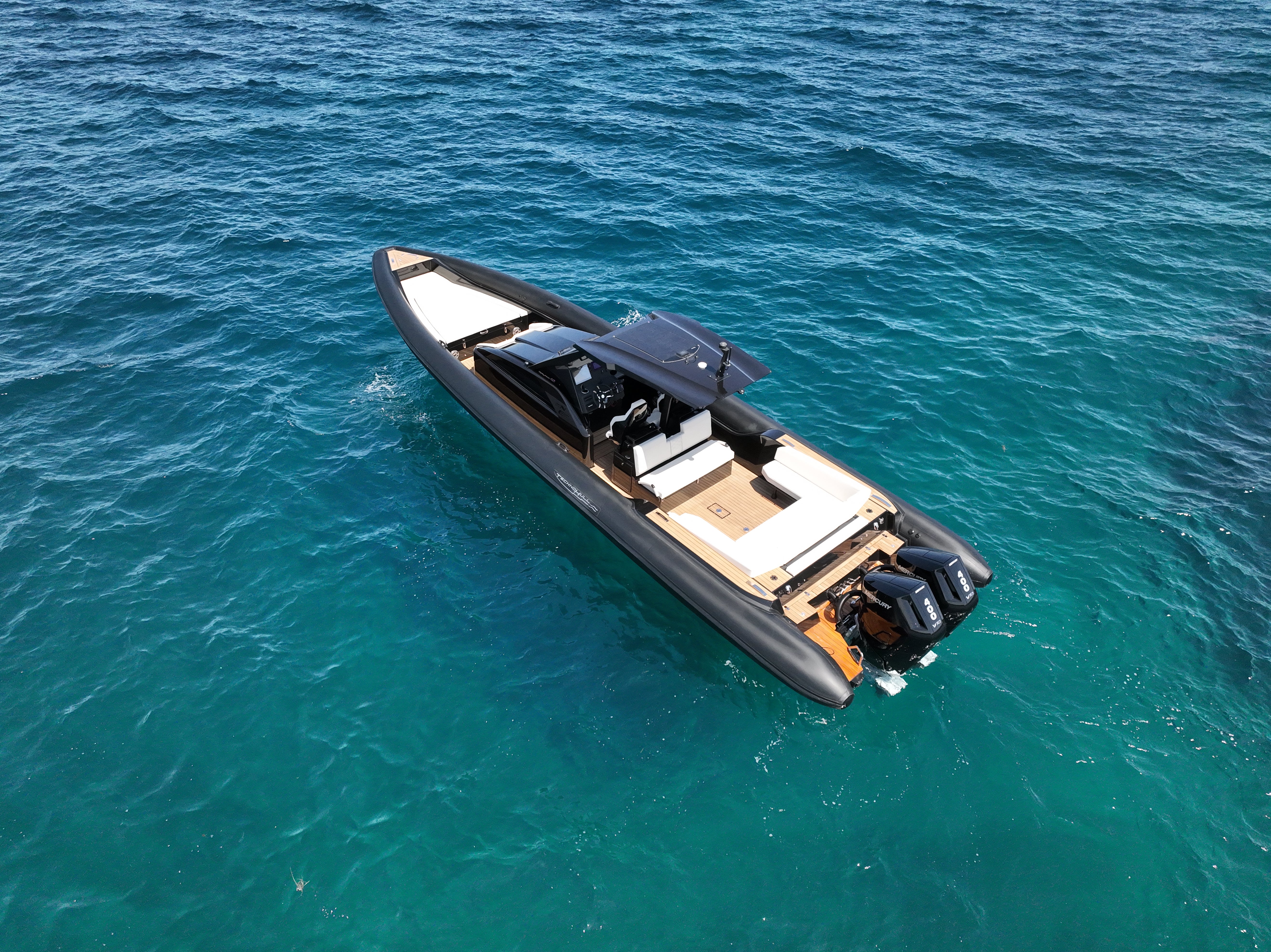 Boats like the Explorer 40 are available to hire, and open up the blue waters around the island
