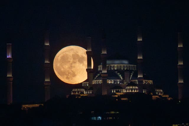 <p>The Sturgeon full moon rises behind Istanbul’s Camlica Mosque on August 01, 2023 in Istanbul, Turkey</p>