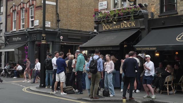 <p>London pubs bustling despite punters having to pay more in new alcohol pricing system.</p>
