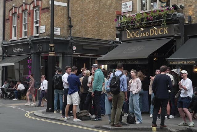 <p>London pubs bustling despite punters having to pay more in new alcohol pricing system.</p>