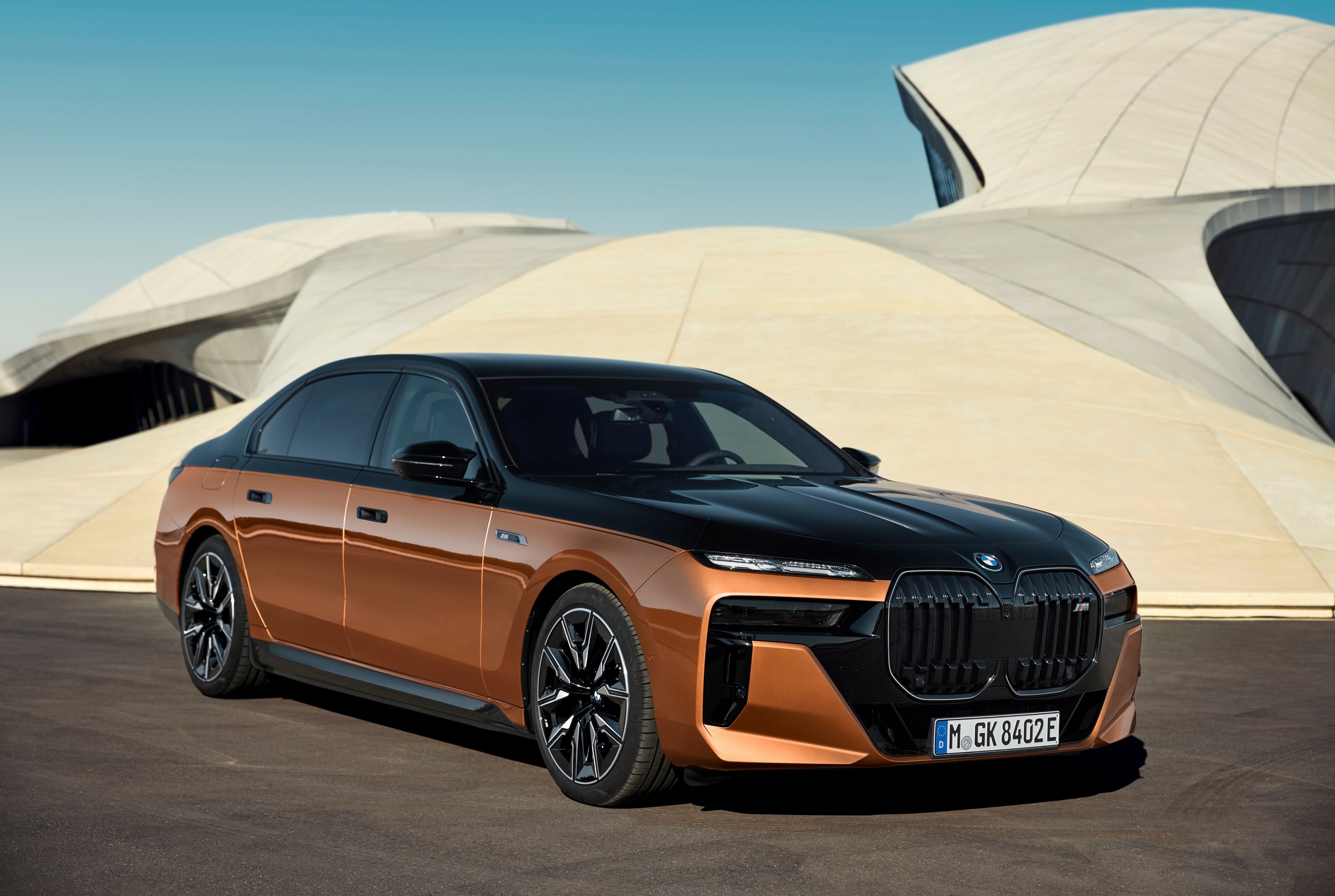 Behind The Wheel BMW i7 vs Mercedes EQS