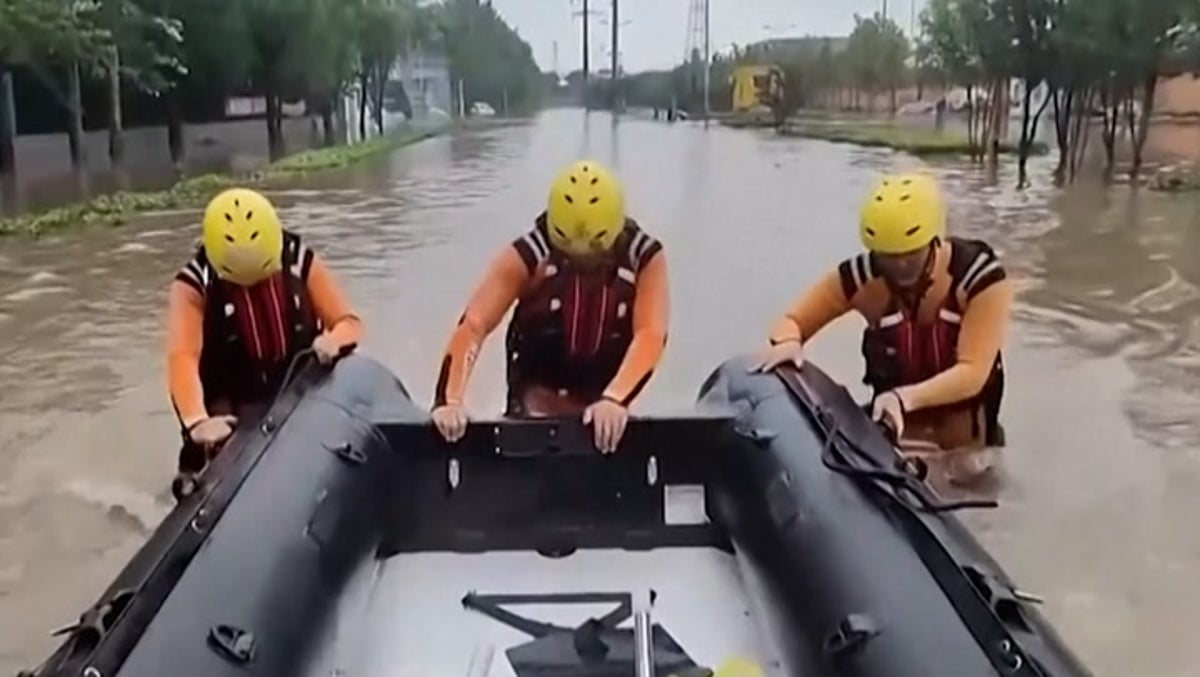 Rescuers use rafts to evacuate flood victims in northern China