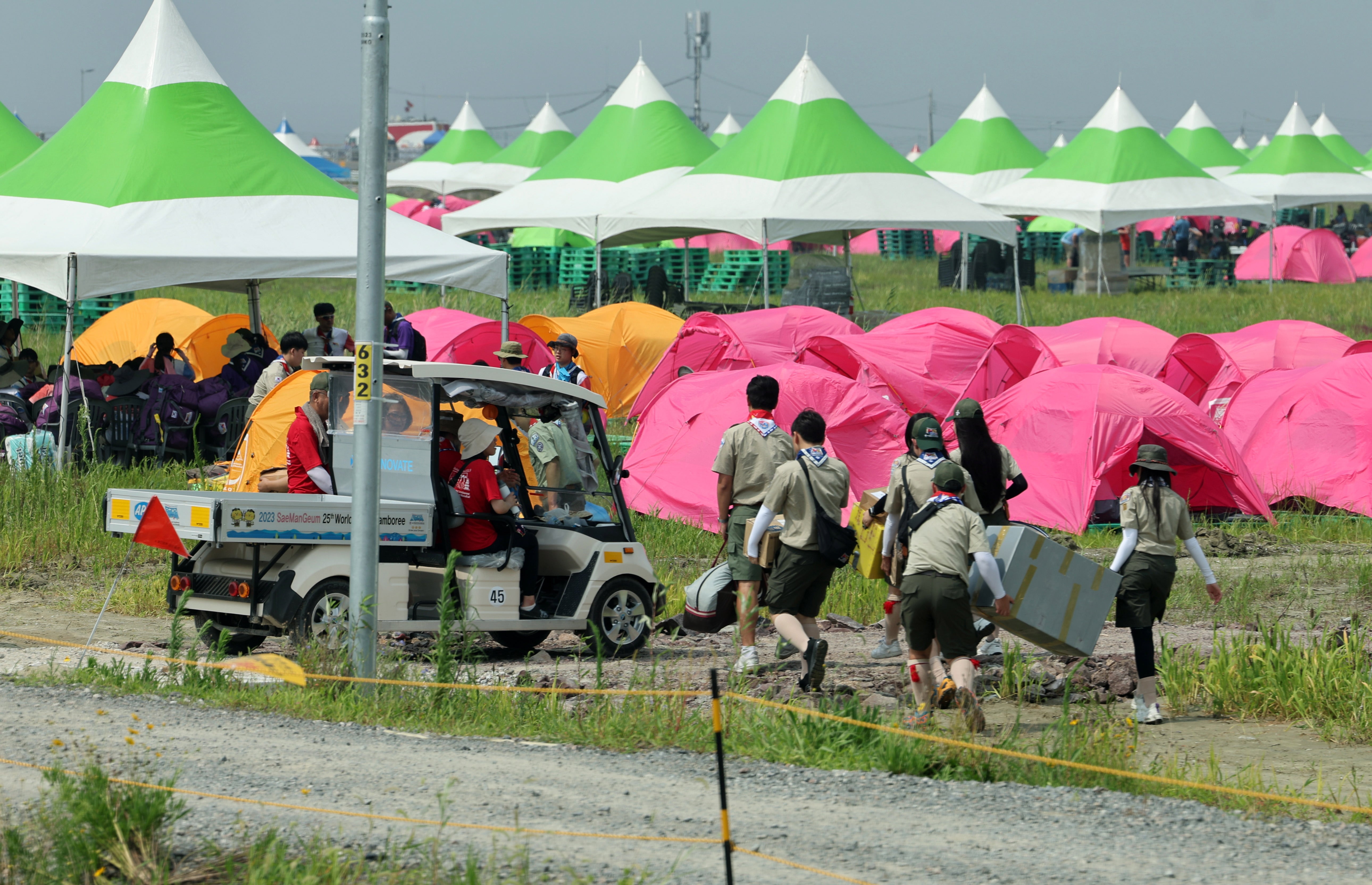 Parasols jump in popularity amid S. Korean heatwave