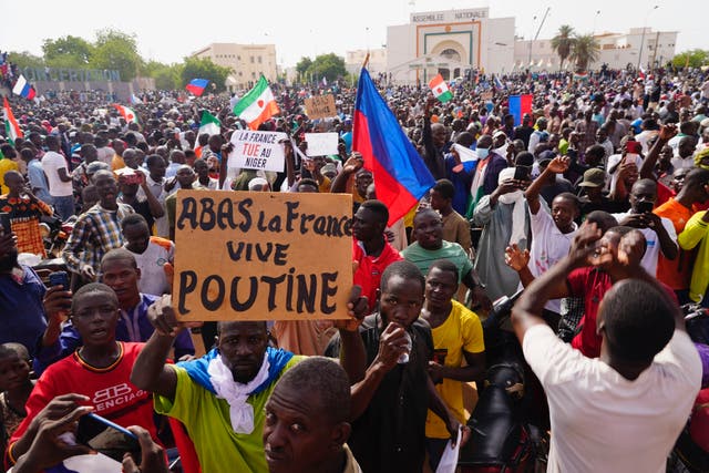<p>A march called by supporters of the coup in Niger. The sign reads: ‘Down with France, long live Putin’ </p>