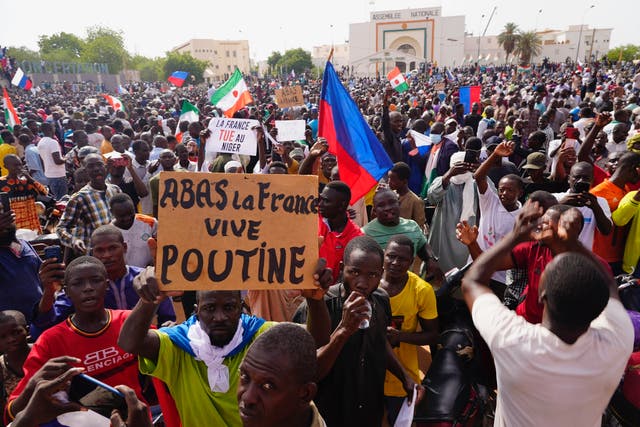 <p>A march called by supporters of the coup in Niger. The sign reads: ‘Down with France, long live Putin’ </p>
