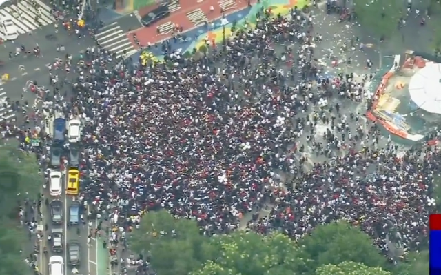 Más de 1,000 personas acudieron a Union Square para un sorteo de Playstation 5 por parte de la estrella de YouTube Kai Cenat el viernes.