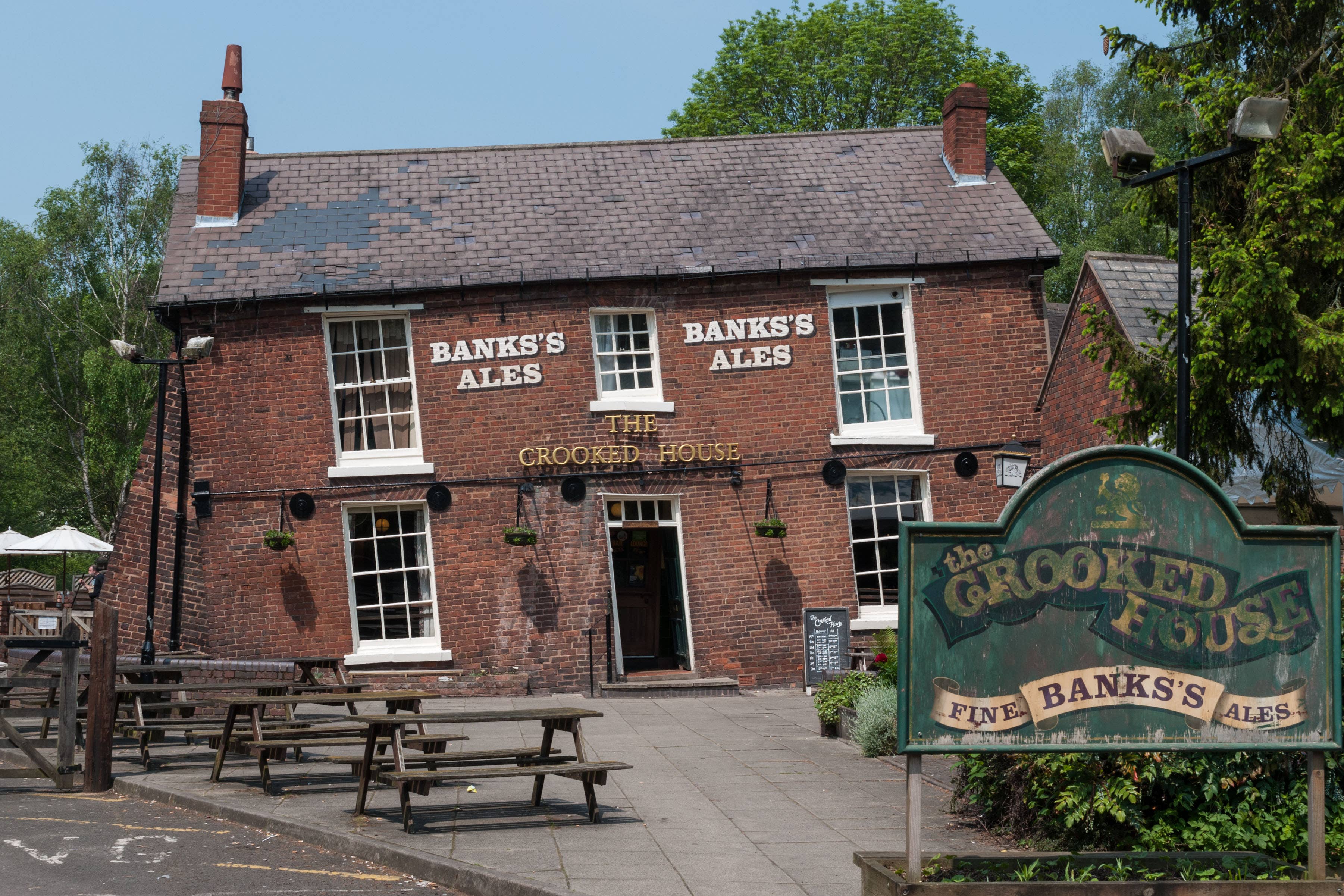 Crooked House Fire Blaze Rips Through Britain s Wonkiest Pub Days It 