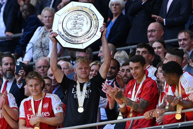 <p>Aaron Ramsdale lifts the trophy on Sunday evening </p>