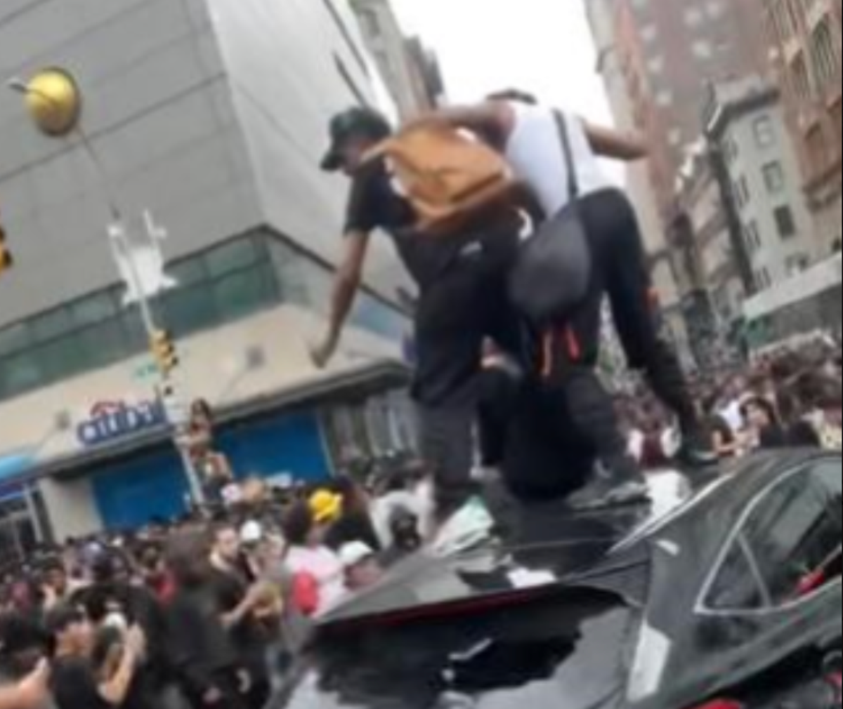 NYPD seek more suspects in riot at Twitch star Kai Cenat's 'giveaway' event - Vimarsana News