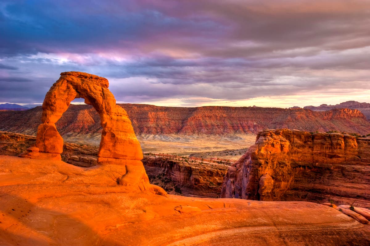 Hiker dies of heat stroke while spreading father's ashes in Utah - Vimarsana News