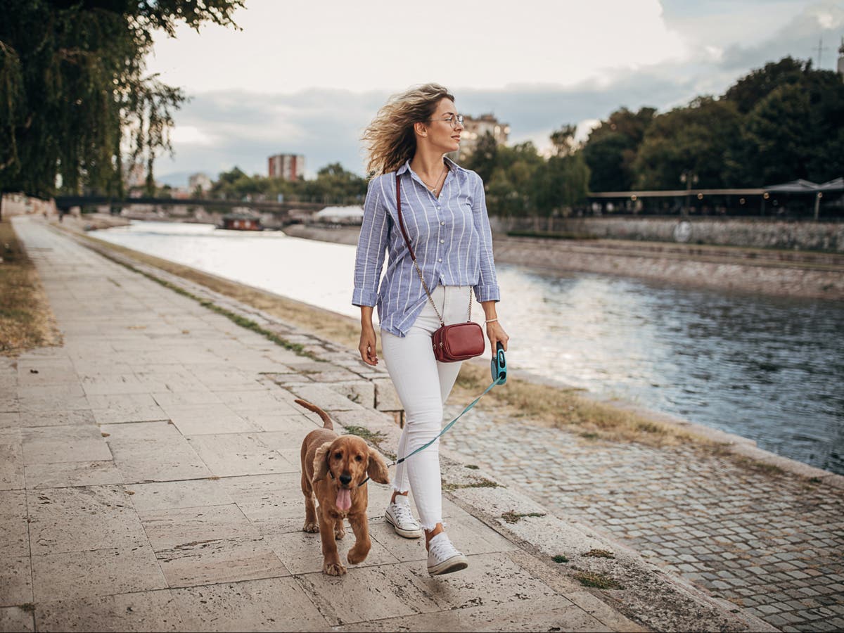 Look a she walk. Девочка гуляет. Девушка гуляет по набережной.