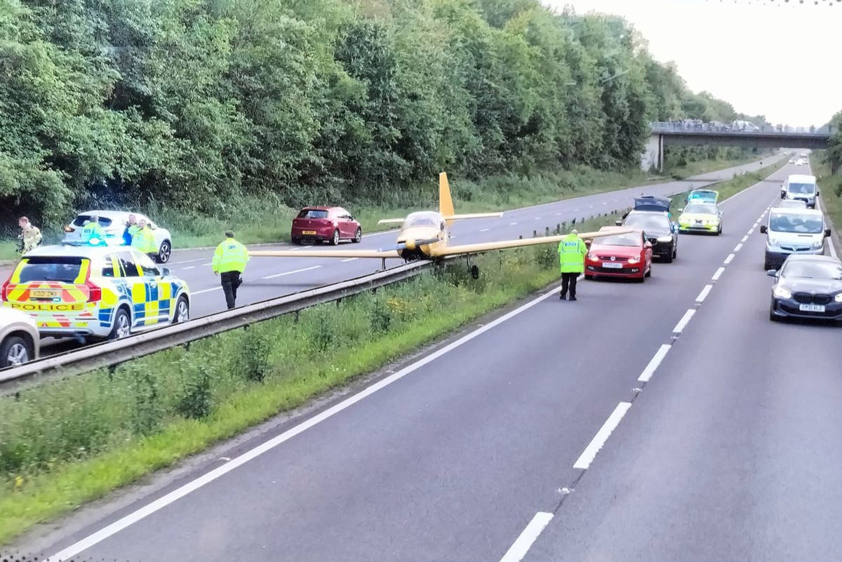 light-aircraft-forced-to-make-emergency-landing-on-a40-causing-traffic