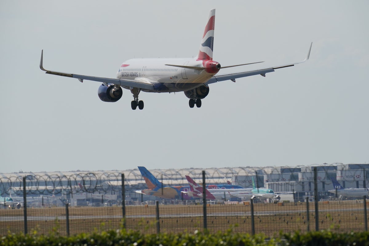 UK air traffic control failure as holidaymakers flying on bank holiday warned of long delays