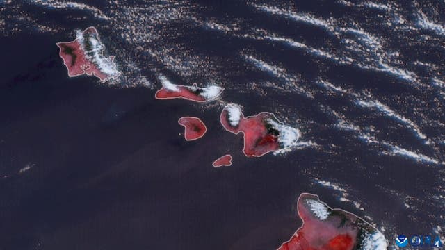 <p>Satellite images show wildfire smoke blowing across Hawaiian islands</p>