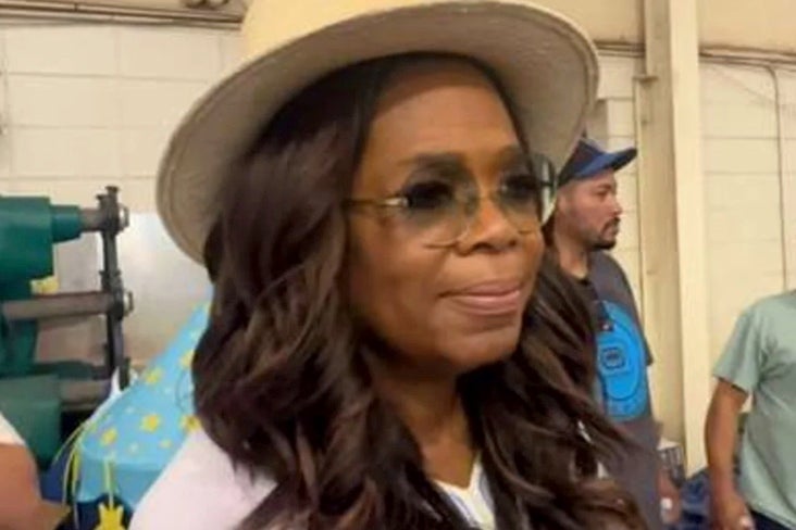 <p>Oprah pays a visit to makeshift shelter in Maui</p>