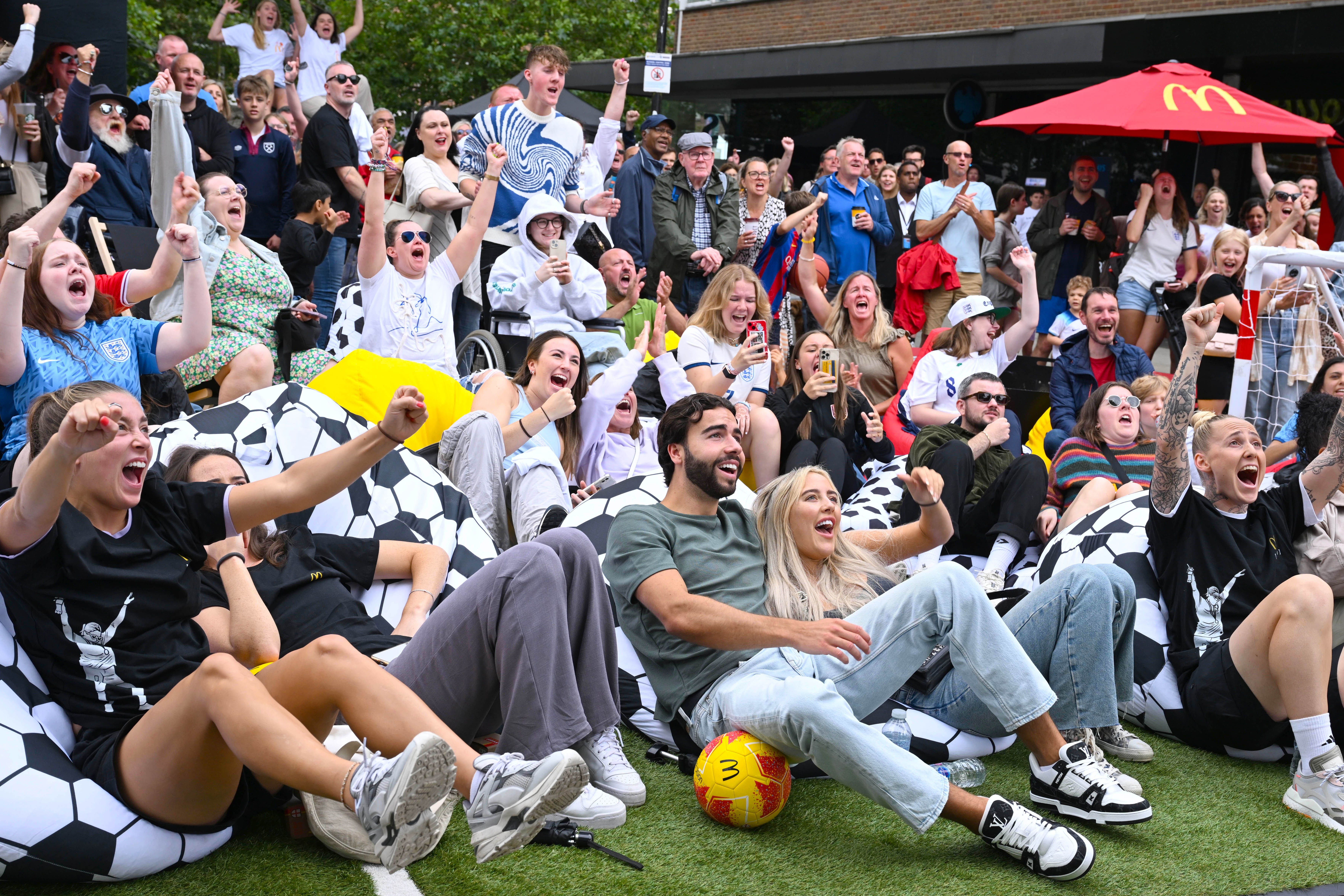 England fans celebrate Lionesses' World Cup quarter-final win over Colombia - Vimarsana News