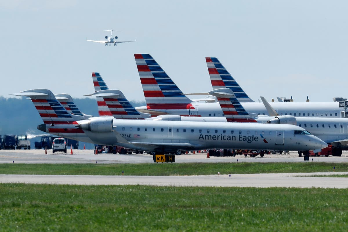 Penerbangan American Airlines jatuh 15.000 kaki dalam tiga menit, membuat penumpang ketakutan