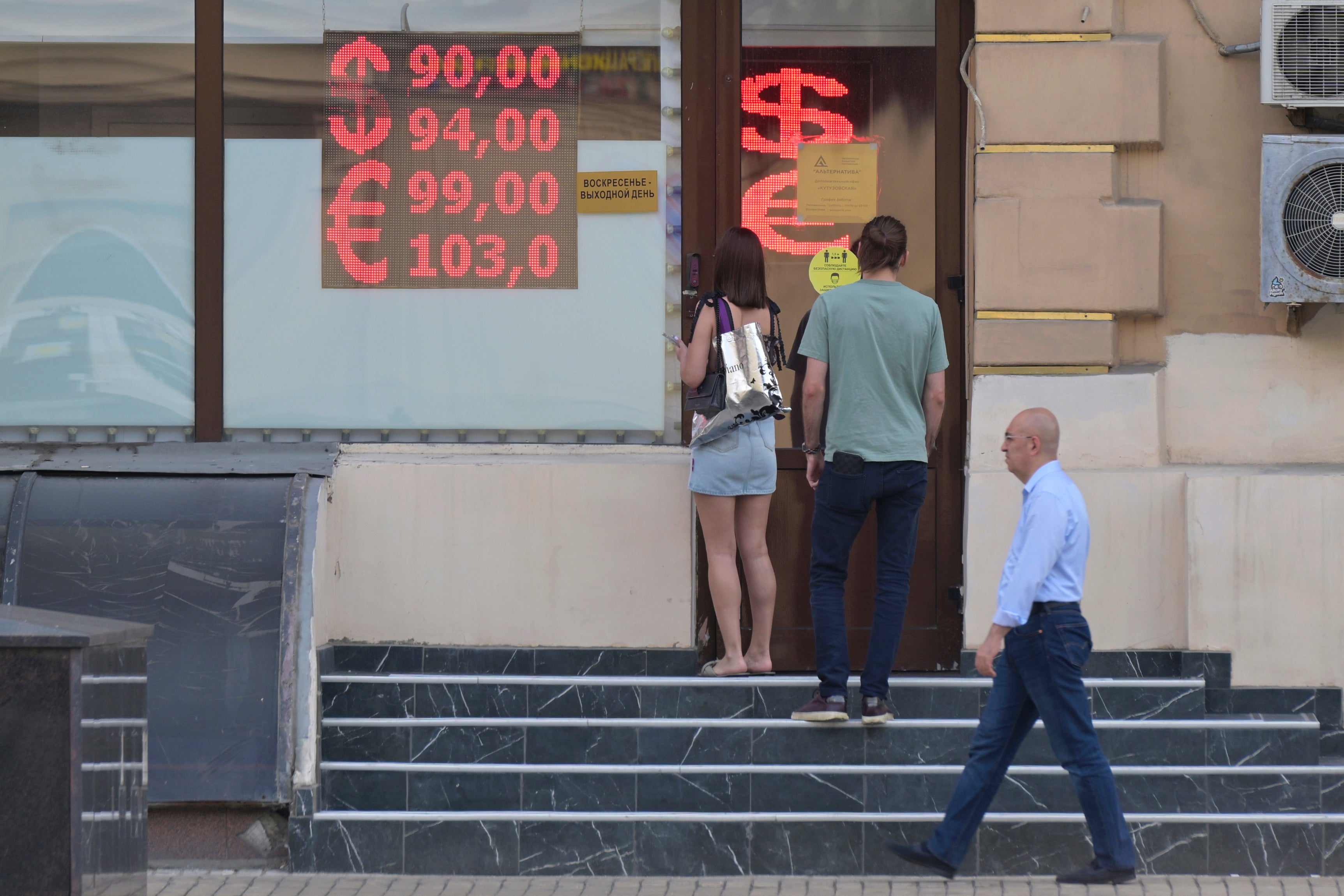 Russia's currency hits the lowest level since beginning of the war in Ukraine