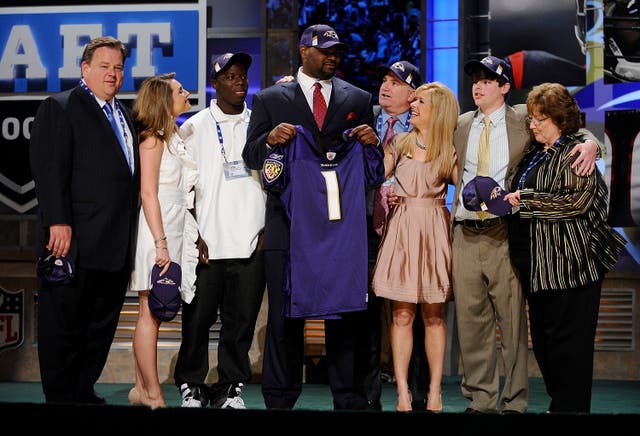 La selección del draft #23 de los Baltimore Ravens, Michael Oher, posa para una fotografía con su familia en el Radio City Music Hall para el Draft de la NFL 2009 el 25 de abril de 2009 en la ciudad de Nueva York.