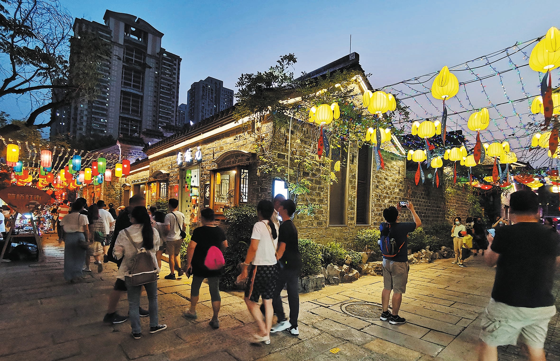 Visitors wander through Cinna Lane, or Xinan Li, in downtown Nanjing, Jiangsu province