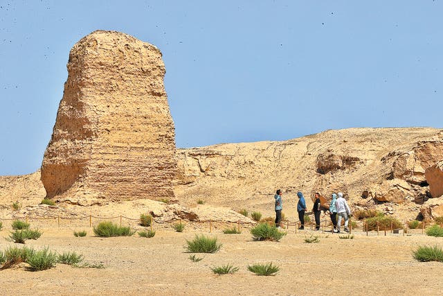 <p>Visitors at the ruins of a beacon tower of the Han Dynasty (206 BC-220 AD) Great Wall in Dunhuang, Gansu province </p>