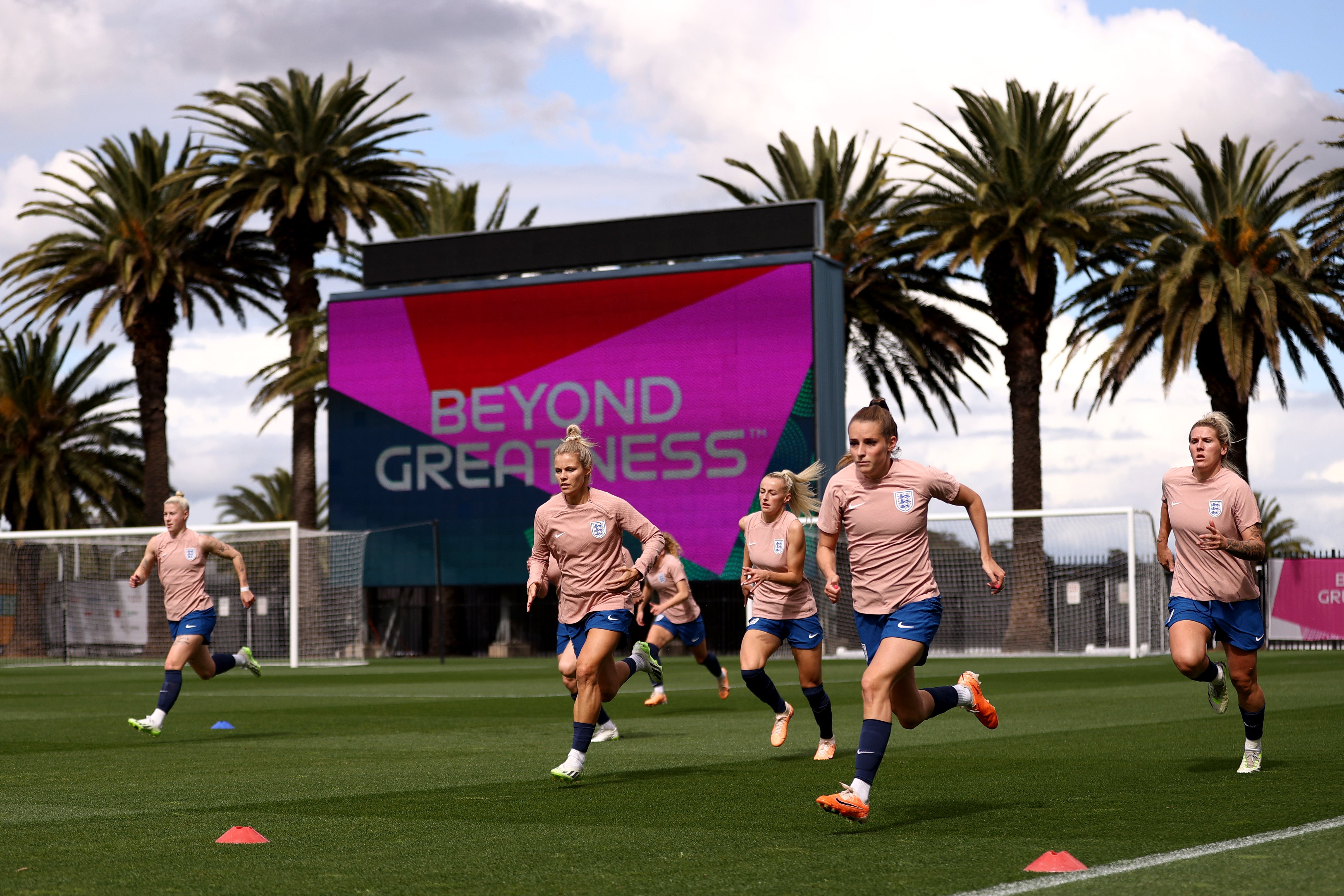 Rachel Daly, Chloe Kelly, Ella Toone and Millie Bright of England and teammates run