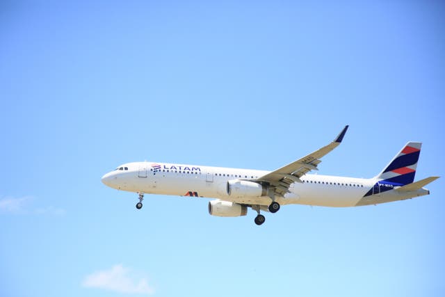 Piloto de aerolínea muere tras desplomarse en baño de vuelo de LATAM Airlines de Miami a Chile