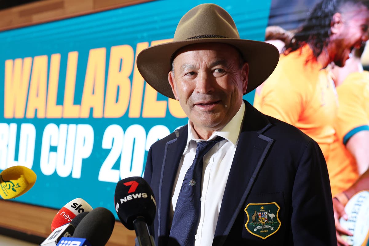 Eddie Jones lashes out at &lsquo;worst press conference ever&rsquo; wearing Crocodile Dundee hat
