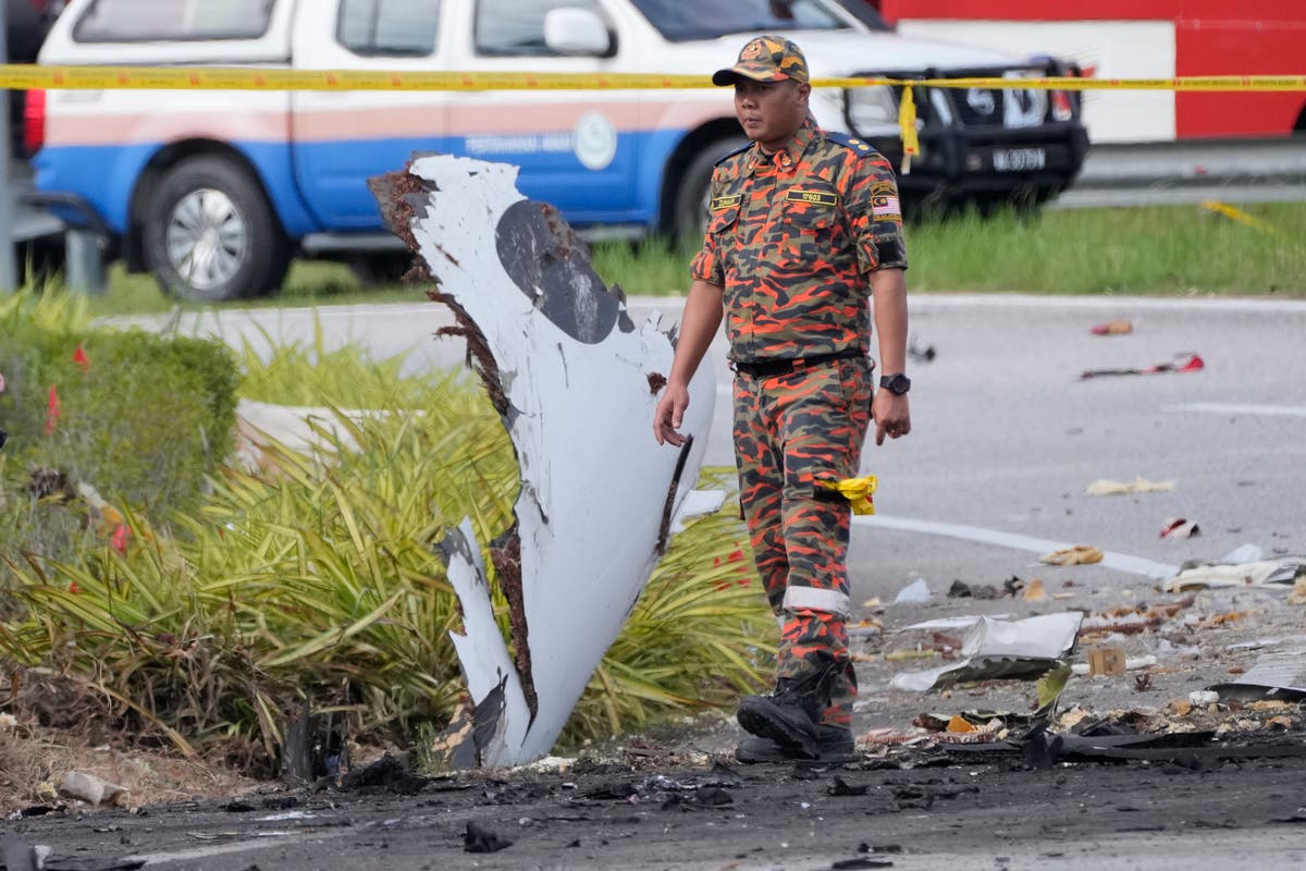 Small plane crashes on a Malaysian highway, killing all 8 people on board and 2 on the ground