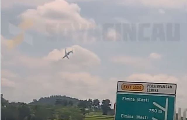 <p>Seconds before a small plane came crashing down on a highway in Malaysia</p>