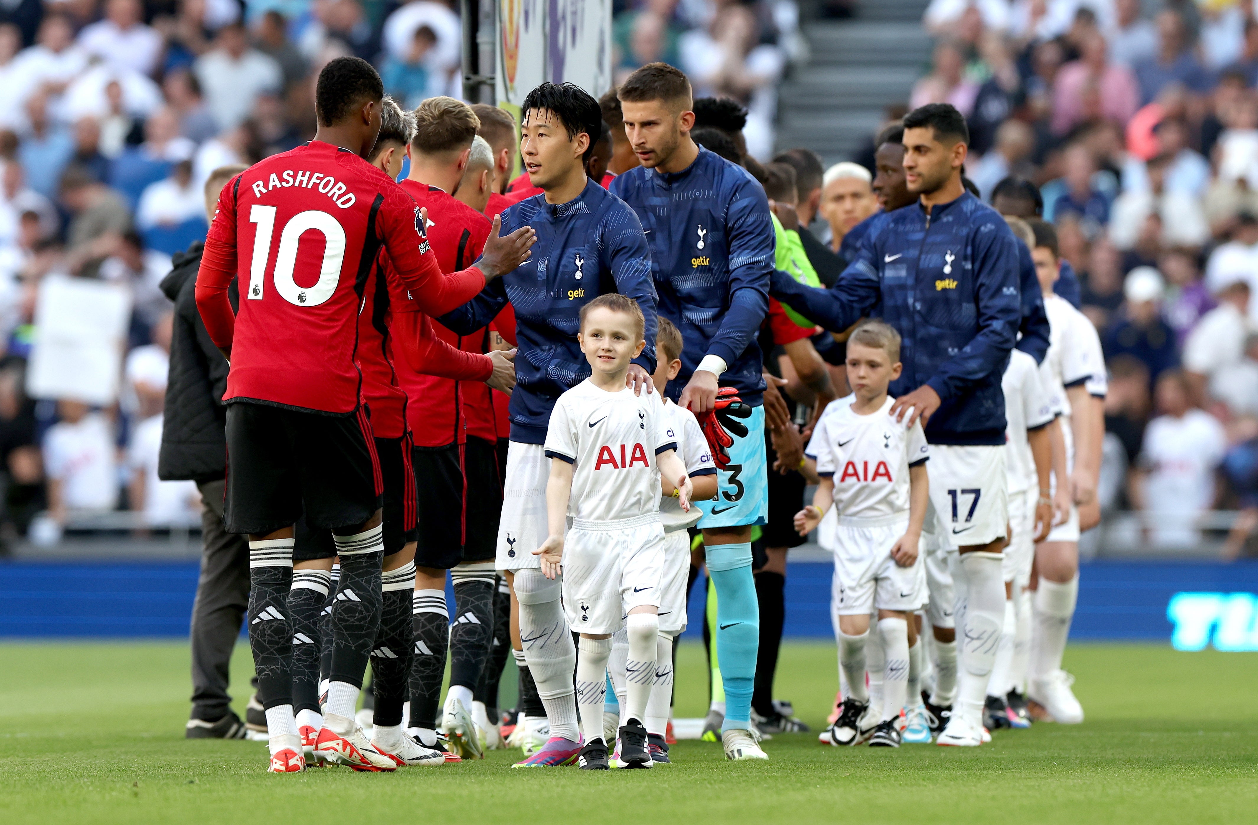 Spurs and United players shake hands before kick-off