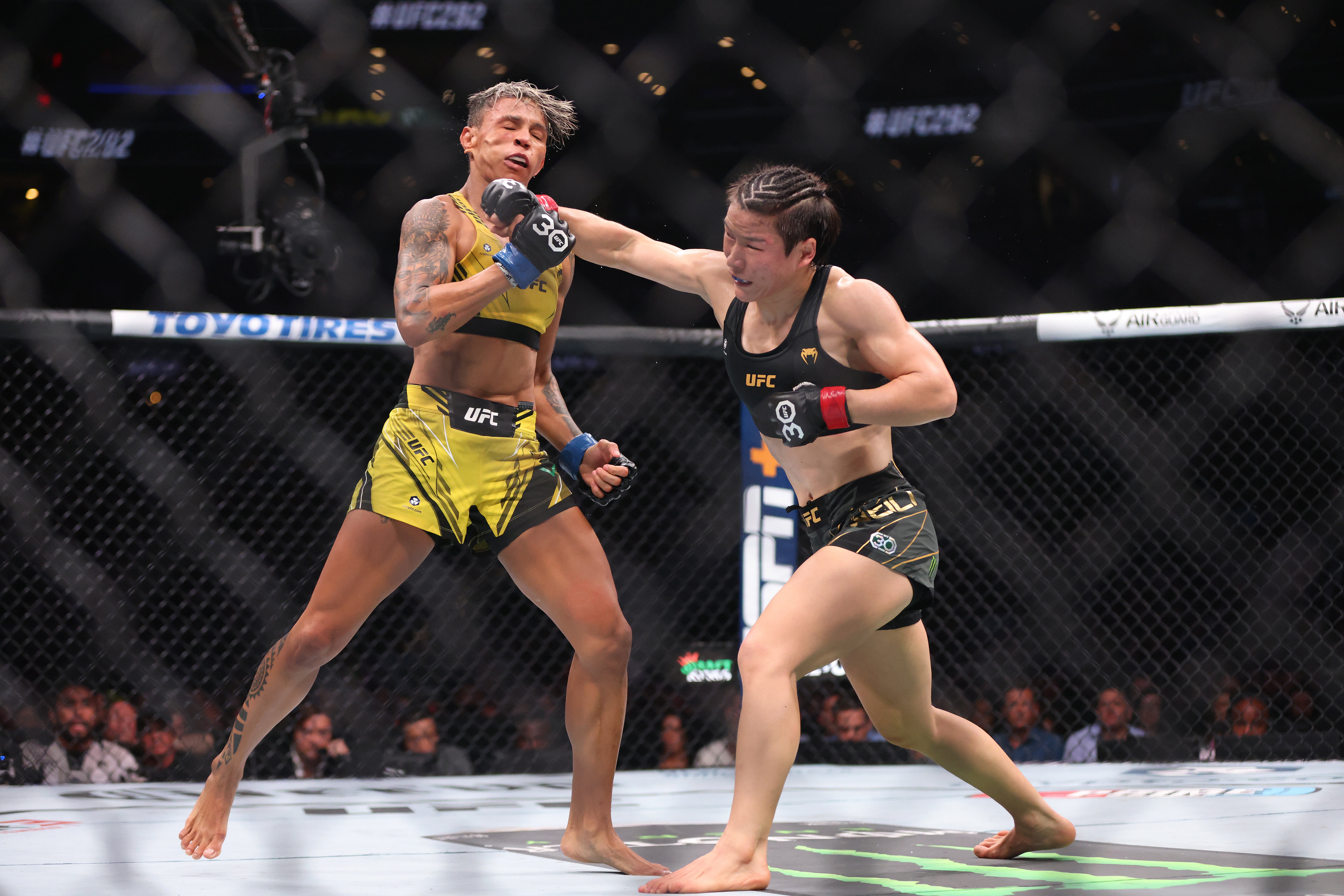Zhang Weili, right, dominated Amanda Lemos to retain the strawweight title