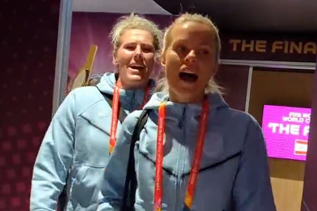 <p>Lionesses sing along to 90s pop hit as they arrive at Stadium Australia for World Cup final</p>