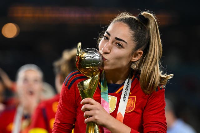 <p>Olga Carmona of Spain kisses the trophy after her win</p>