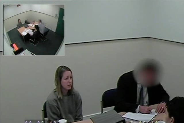 <p>Interrogación de Lucy Letby tras su detención el 3 de julio de 2018 en Chester, Inglaterra; fotograma de un vídeo proporcionado por la policía de Cheshire</p>