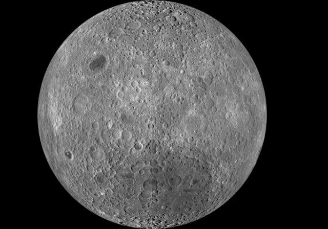 Imagen compuesta de la cara oculta lunar tomada por el Lunar Reconnaissance Orbiter en junio de 2009