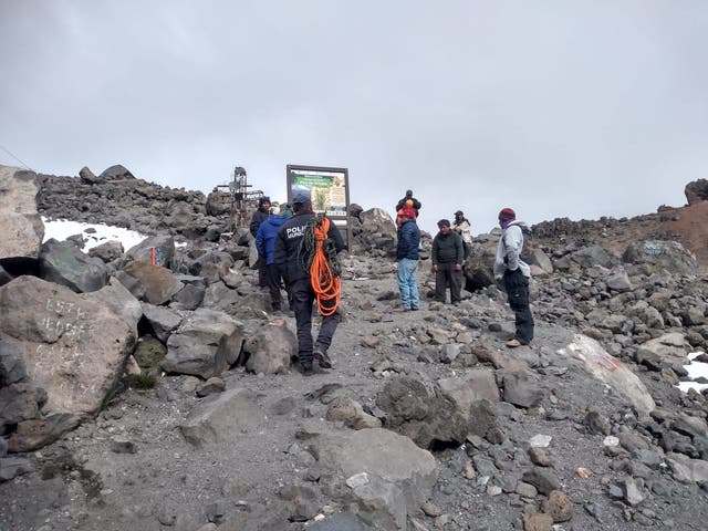 <p>Rescue workers search for the bodies of Mexican climbers who died while climbing the Pico de Orizaba</p>