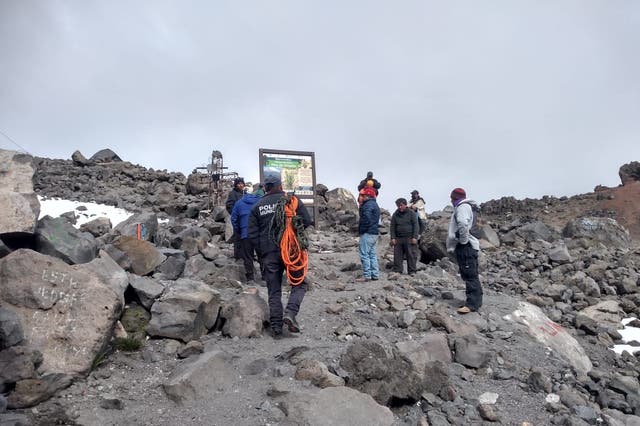 <p>Rescue workers search for the bodies of Mexican climbers who died while climbing the Pico de Orizaba</p>
