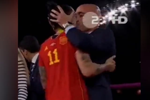 <p>Moment Spanish FA president Luis Rubiales kisses Jenni Hermoso on the lips after world cup win</p>