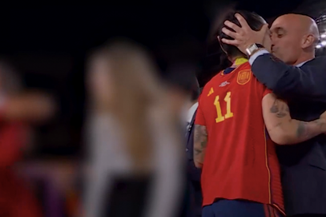 <p>FA Spanish president Luis Rubiales kisses footballer Jenni Hermoso </p>