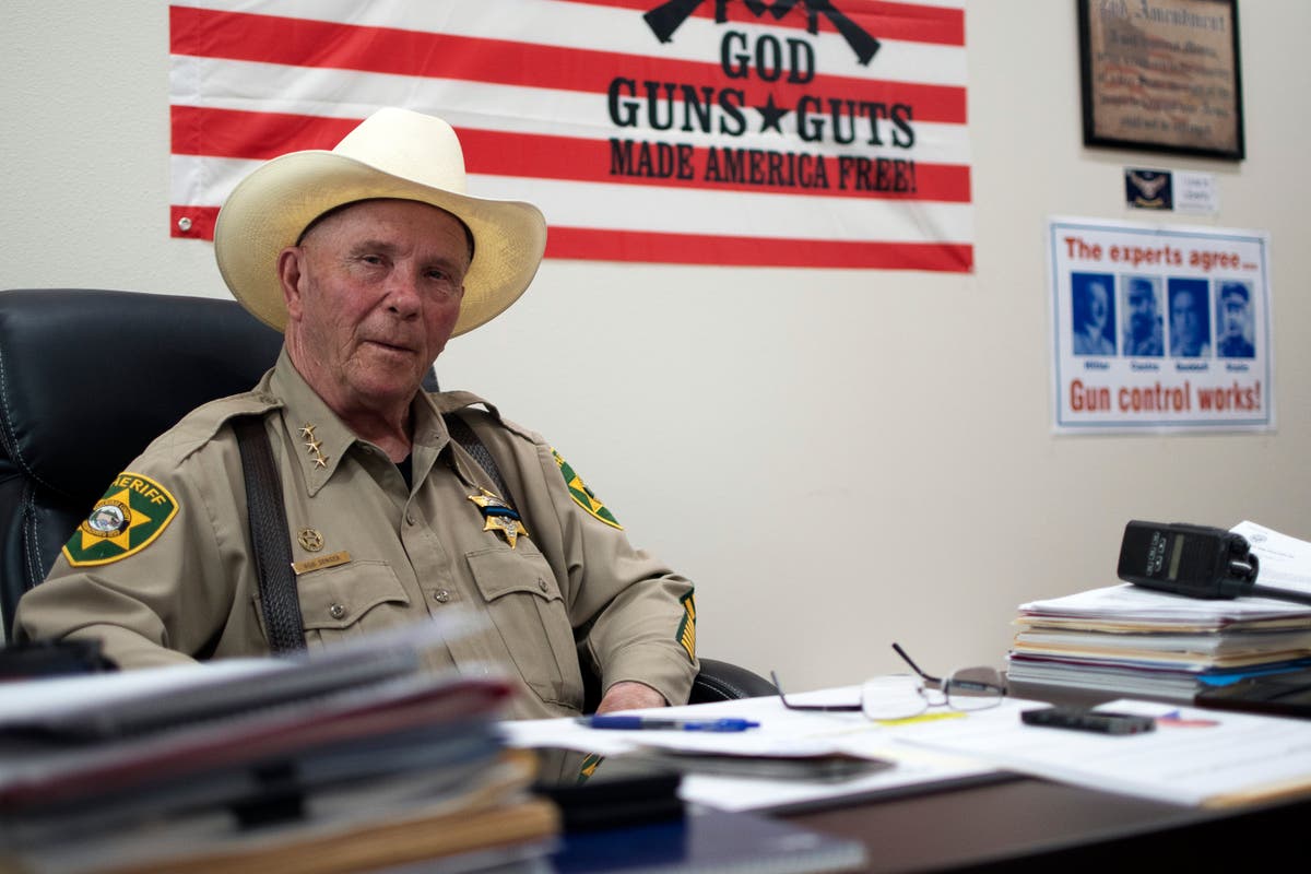 A right-wing sheriffs group that challenges federal law is gaining acceptance around the country