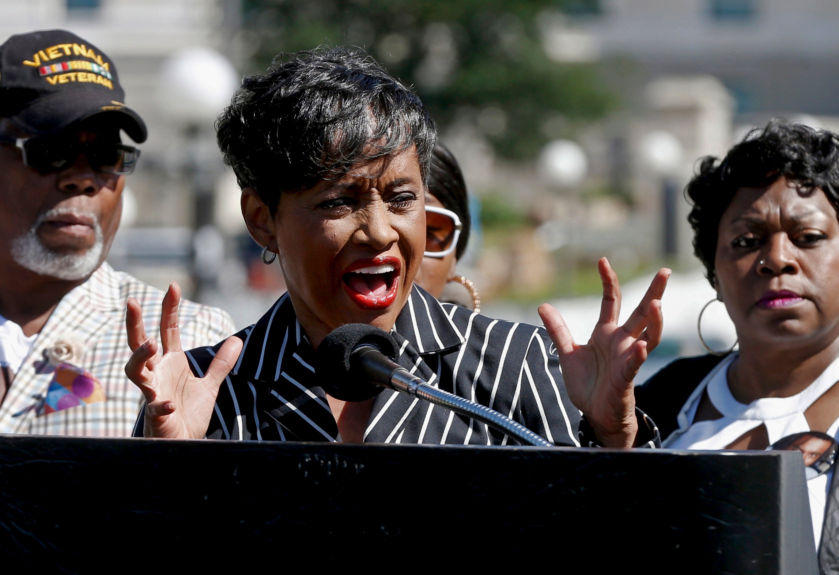 Judge Hatchett Groped By Sheriff