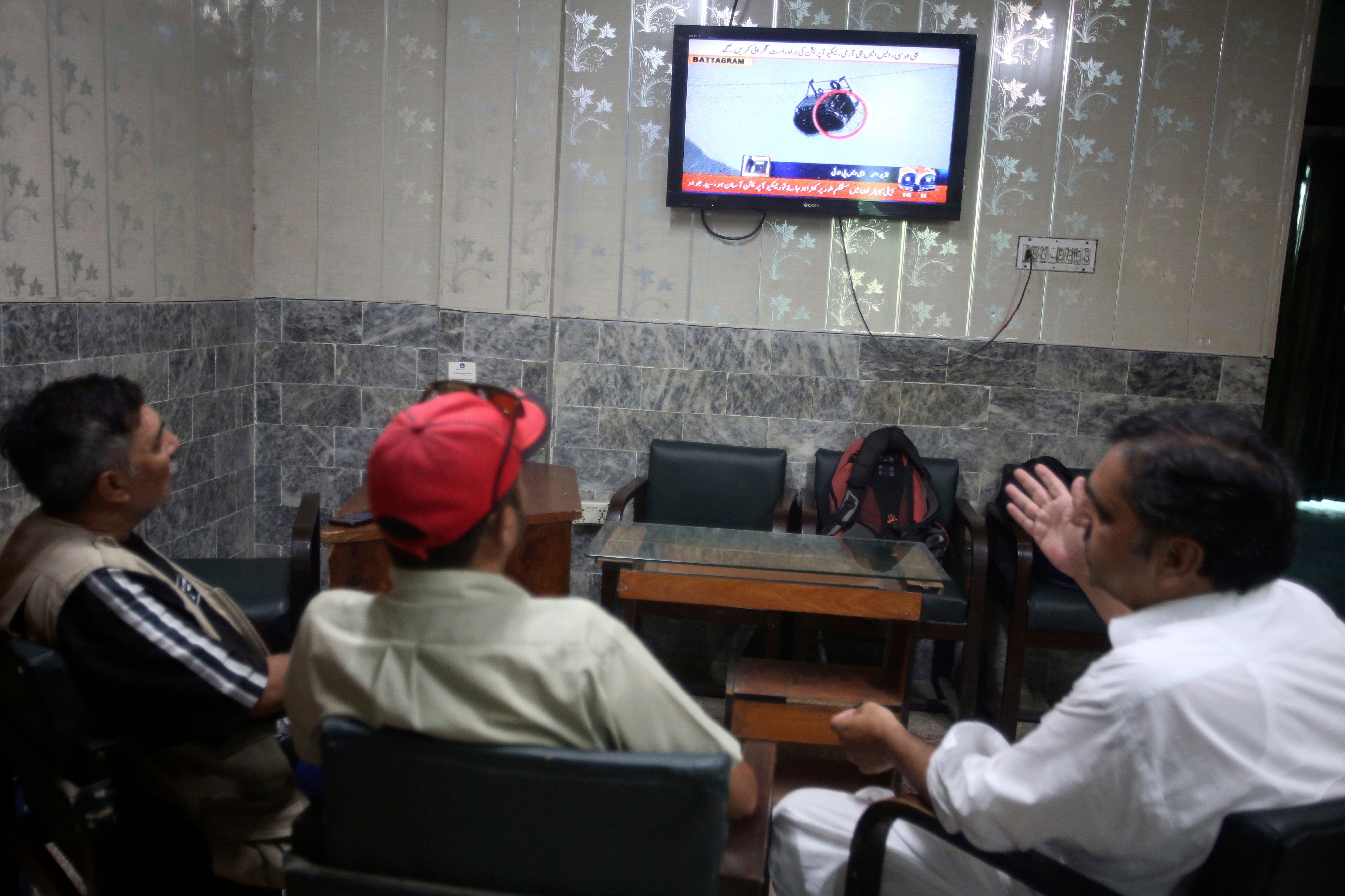 Pakistani Rescuers Try To Free 6 Children And 2 Men From A Cable Car ...