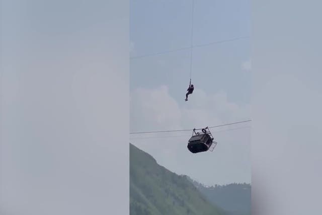 <p>Pakistan cable car carrying six children dangles 900ft over ravine after cable snaps.</p>
