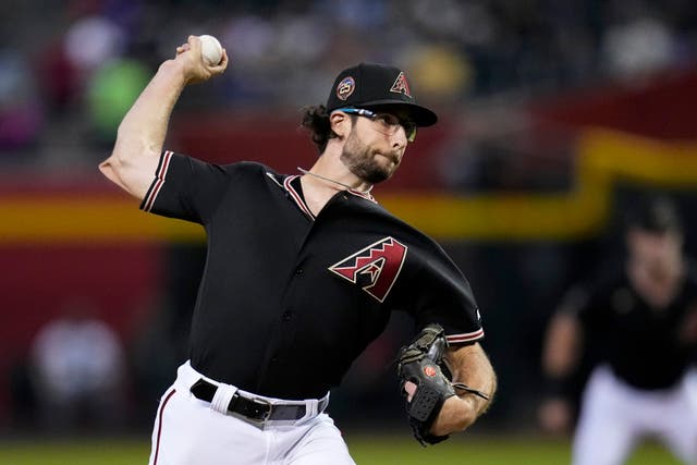 Diamondbacks barren a Cachorros con triunfo de 6-2, y los rebasan