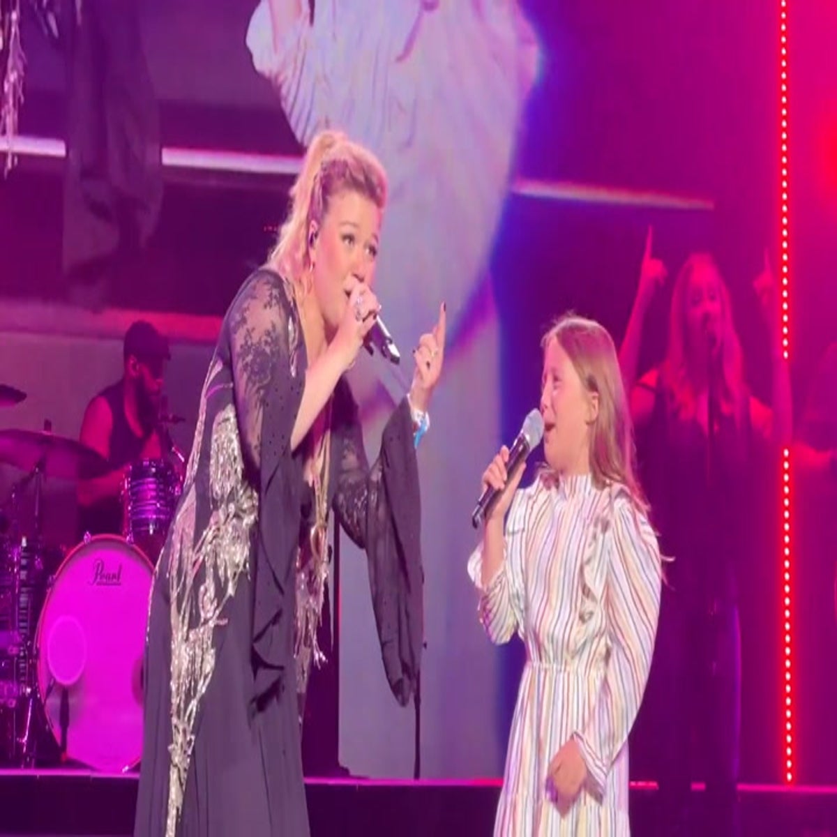 Kelly Clarkson's daughter joins her on stage to sing in Las Vegas | Culture  | Independent TV