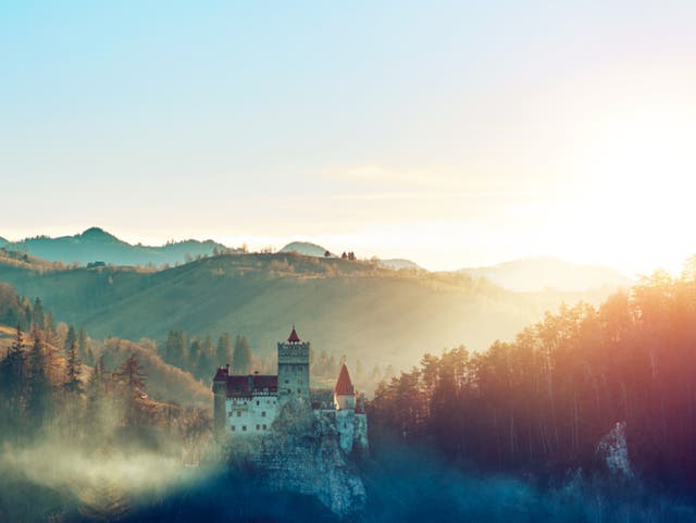 <p>El castillo rumano se hizo famoso por la leyenda de Drácula </p>