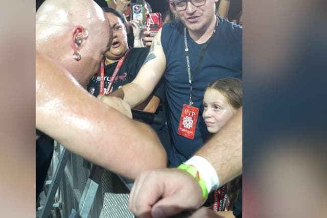 <p>Metal singer Disturbed pauses show after scaring girl in front row. </p>
