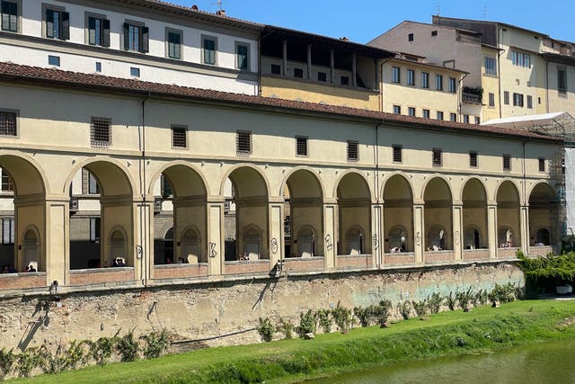 <p>The Vasari Corridor connects the Palazzo Vecchio with the Palazzo Pitti in Florence </p>