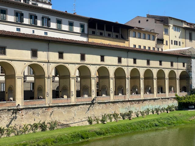 <p>The Vasari Corridor connects the Palazzo Vecchio with the Palazzo Pitti in Florence </p>